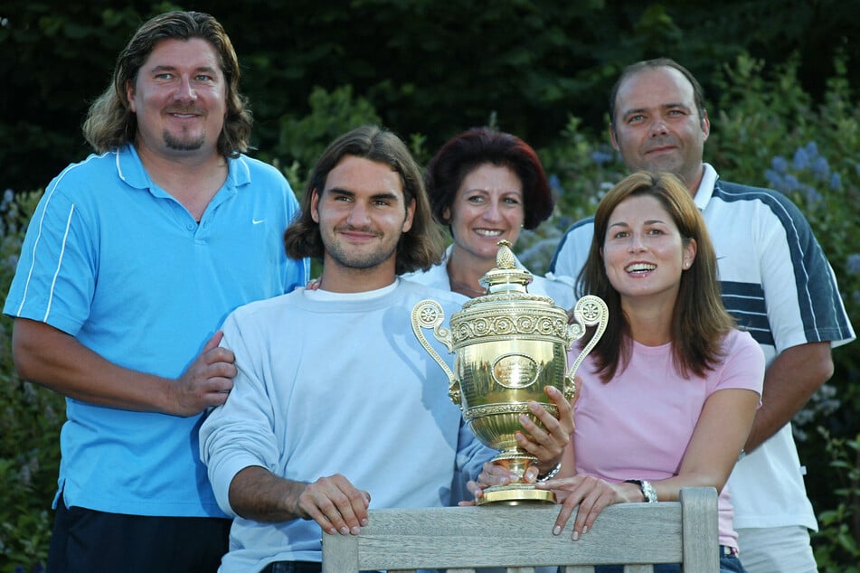 Peter Lundgren (†59, l.) coachte Tennis-Ikone Roger Federer (heute 43, 2.v.l.) zu seinem ersten großen Titel. (Archivfoto)