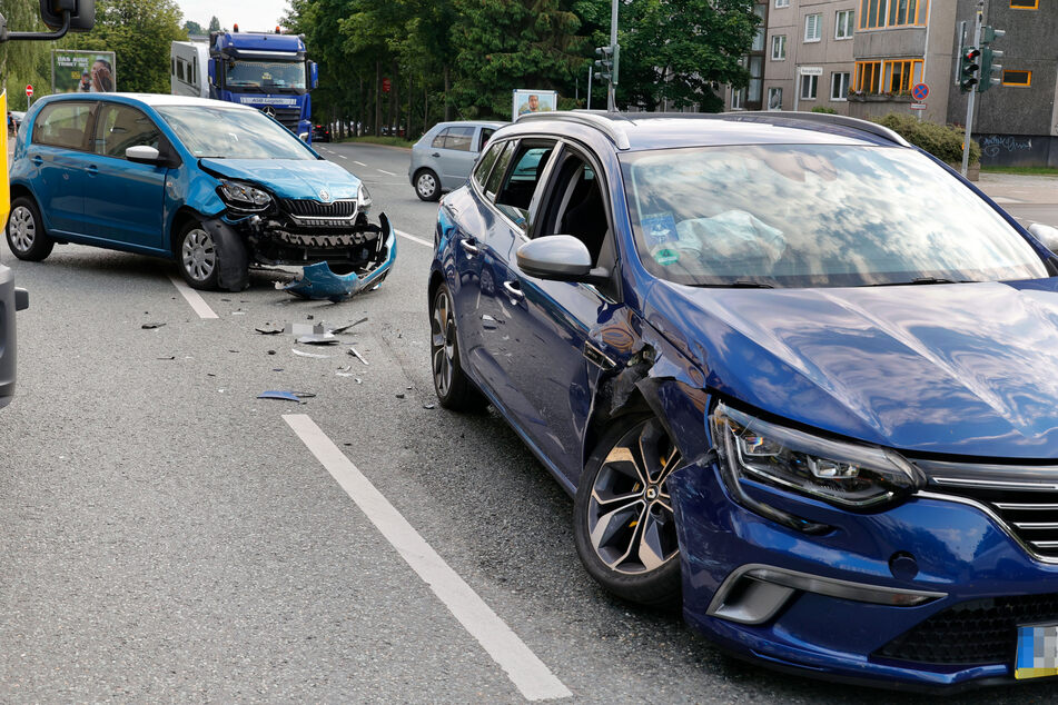 Auf der Leipziger Straße krachte es am Mittwochnachmittag! Ein Skoda kollidierte mit einem Renault.
