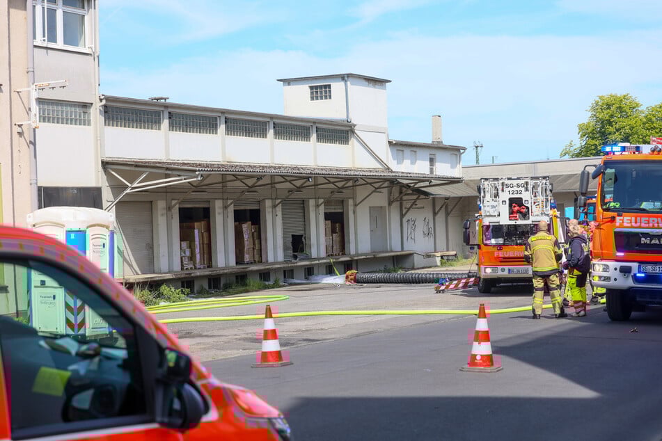 Die Feuerwehr pumpte Löschschaum in den brennenden Keller und brachte so den Brand unter Kontrolle.