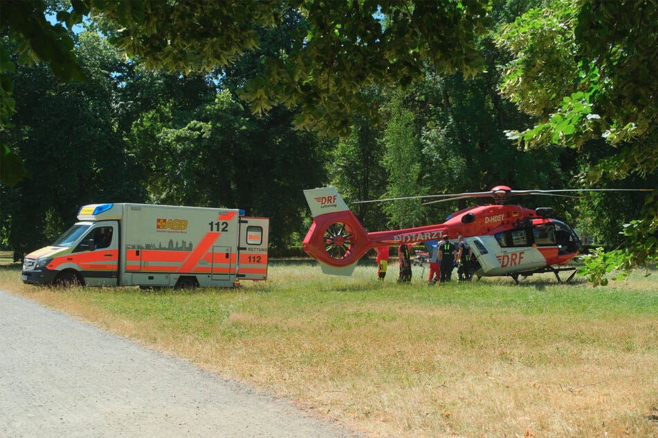 Wie TAG24 von vor Ort erfuhr, wurde eine verletzte Person von dem Helikopter in einen Rettungswagen gebracht.