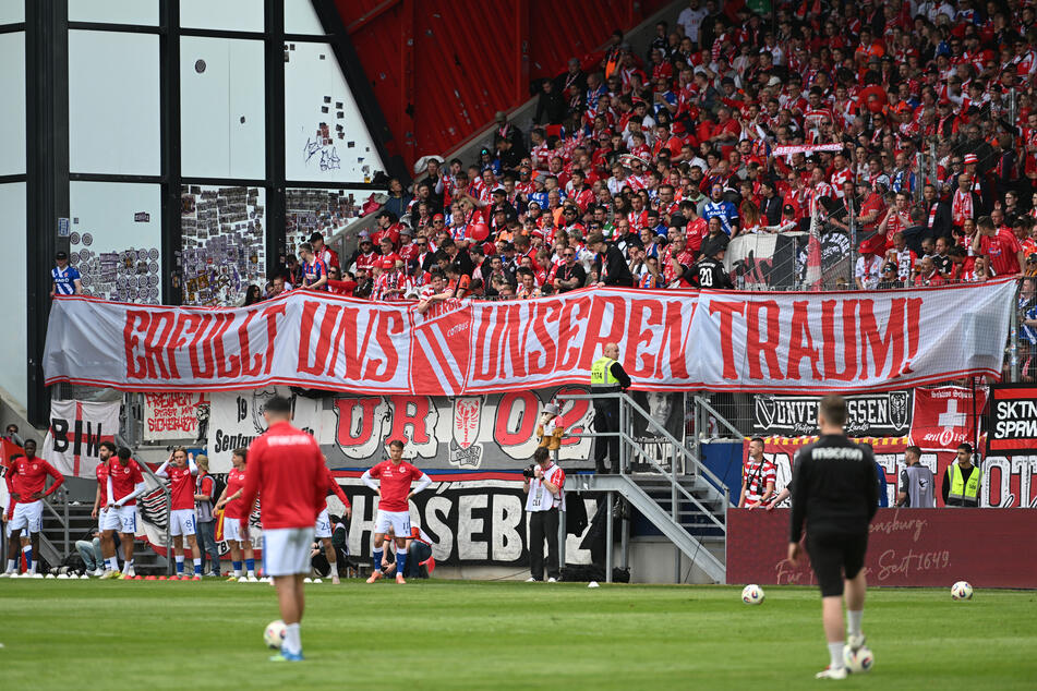 Die Energie-Fans peitschen ihr Team in Regensburg nicht erst seit Anpfiff lautstark an.