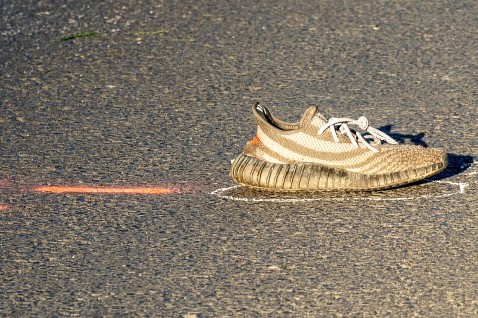 Ein Schuh des Unfall-Opfers blieb auf der Straße: Der 27-Jährige wurde bei dem Crash schwer verletzt.