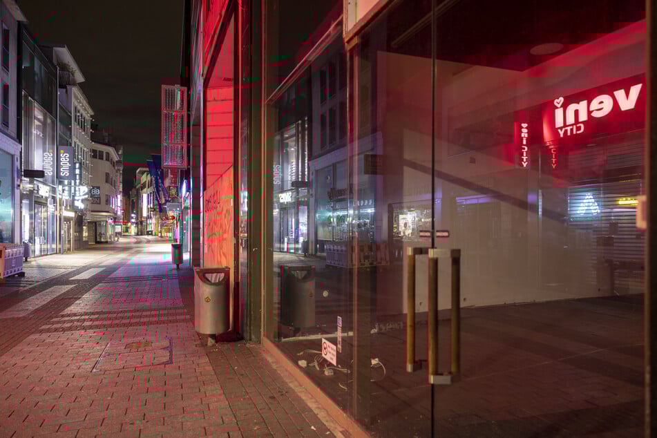 Trotz ihrer Bekanntheit reihen sich mittlerweile viele Leerstände in der Hohe Straße in Köln. (Archivbild)