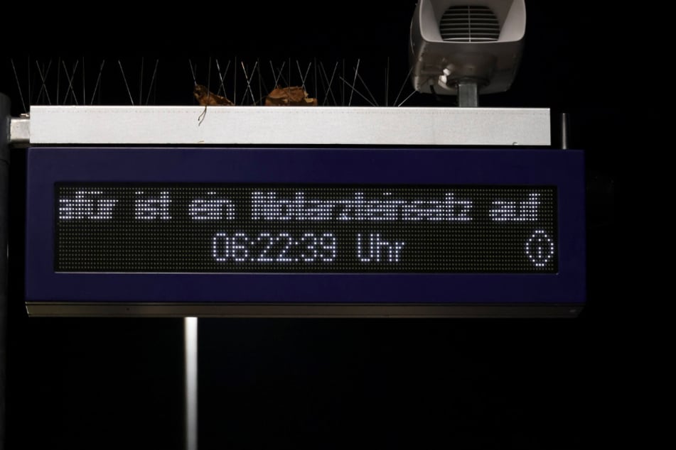 Die Sperrung der Zugstrecken dauern weiter an.