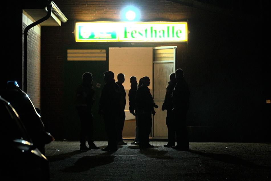 Die Schützenhalle in Bramsche in der Nacht zum Sonntag. Der Ort wurde von der Polizei komplett abgeriegelt.
