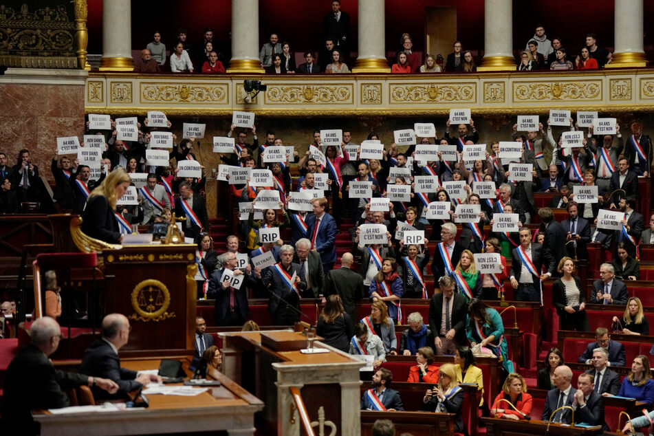 Linke Abgeordnete reagierten am heutigen Montag mit Papieren, auf denen steht: "64 Jahre. Es ist Nein", in der Nationalversammlung in der französischen Hauptstadt.