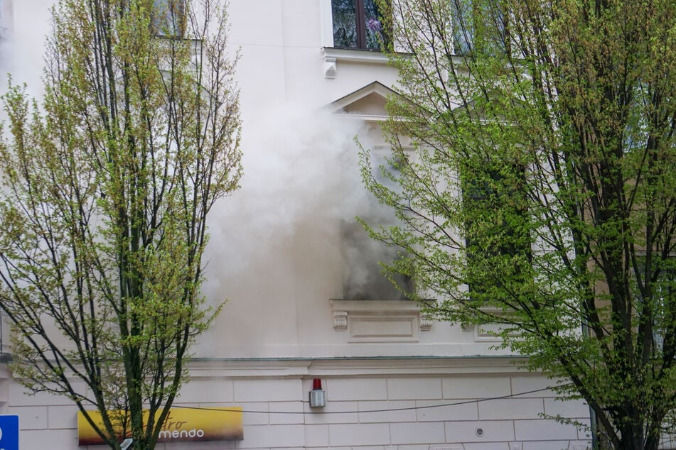 Aus den Fenstern im ersten Obergeschoss drang dichter Rauch.