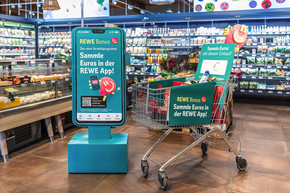 Aus einem blauen Punkt wird bei REWE ein roter: Am Sonntag ist das neue Vorteilsprogramm "REWE Bonus" gestartet.