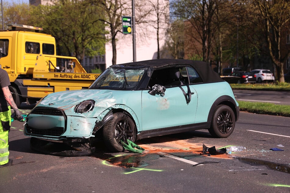Der Mini wurde durch den Unfall auf der Inneren Kanalstraße in Köln ordentlich demoliert.