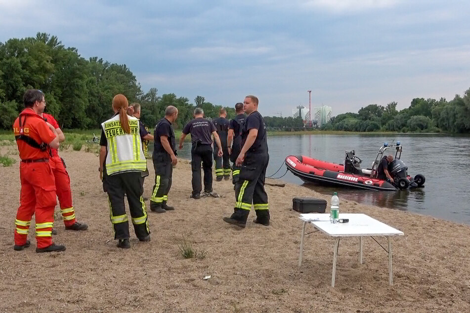 Auch in ihren Seitenarmen kann die Elbe bis zu 8 Meter tief werden. Ein Großaufgebot der Rettungskräfte suchte den Fluss am Sonntag nach dem Vermissten ab.