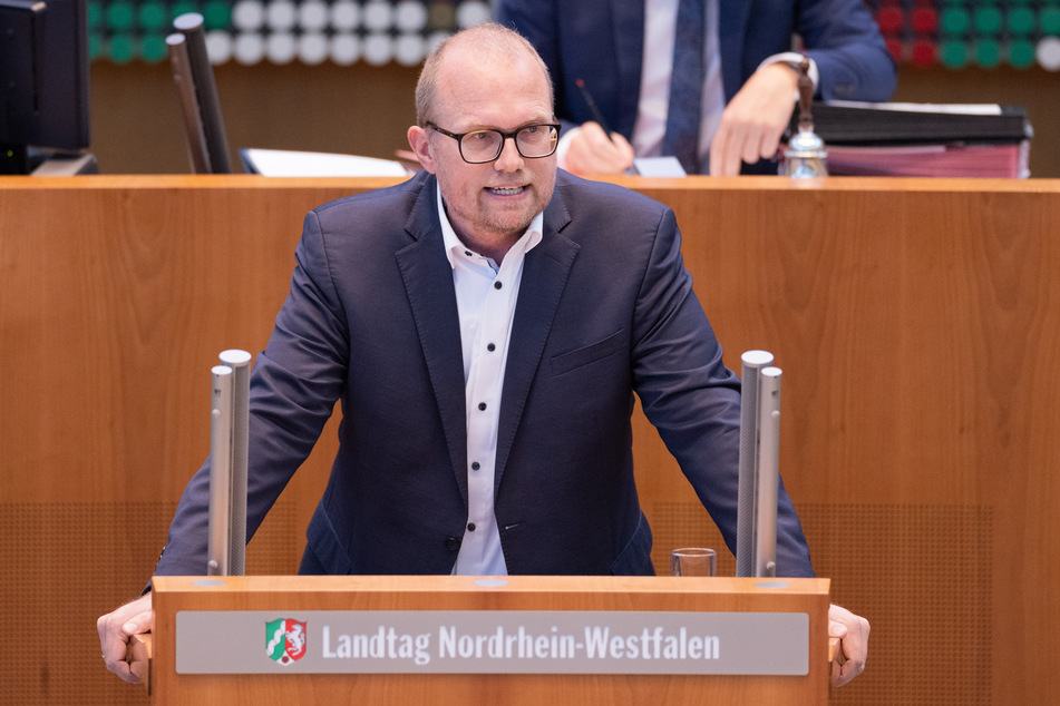 Der SPD-Landtagsfraktionschef Jochen Ott (49) hat sich zur Razzia bei Kardinal Woelki geäußert.