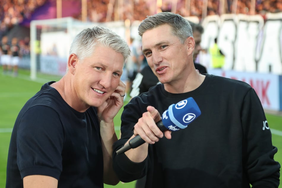 Im August 2023 trafen im DFB-Pokal-Spiel des VfL Osnabrück gegen den 1. FC Köln die Brüder Bastian (39, l.) als TV-Experte und Tobias Schweinsteiger (41, r.) als Trainer aufeinander.