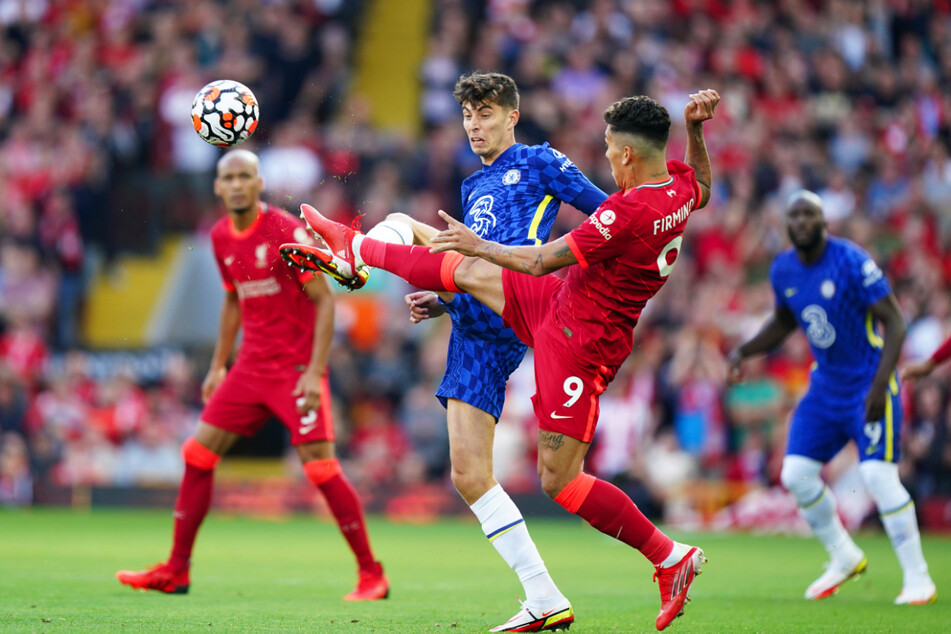 Der deutsche Nationalspieler Kai Havertz (2.v.l.) schoss den FC Chelsea beim FC Liverpool in Front. Der frühere Hoffenheimer Roberto Firmino (2.v.r.) musste später verletzt ausgewechselt werden.
