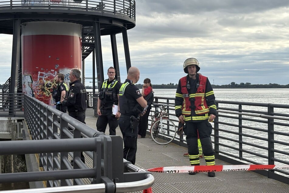 Von diesem Leuchtturm am Elbstrand in Blankenese soll ein Mann ins Wasser gesprungen sein. Angeblich war dieser alkoholisiert.