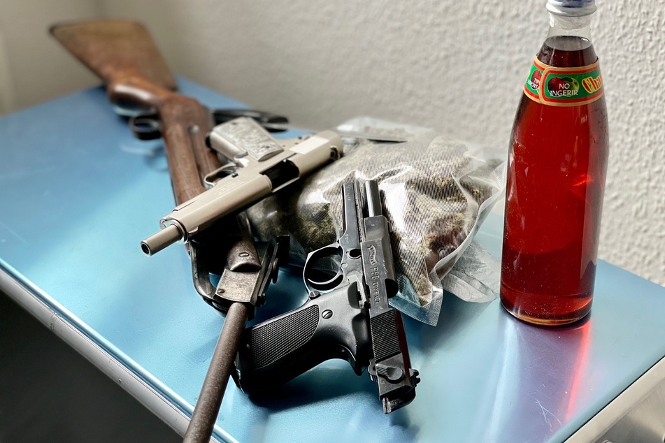 Bei Durchsuchungen in Marl haben Zollfahnder sechs Schuss- und eine Stichwaffe sowie große Mengen Drogen sichergestellt.