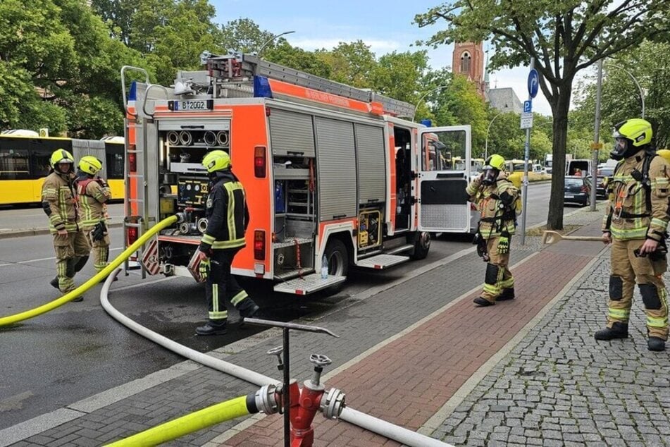 24 Kräfte der Feuerwehr waren bei dem Einsatz an der Müllerstraße beteiligt. Nach drei Stunden war die Gefahr gebannt.