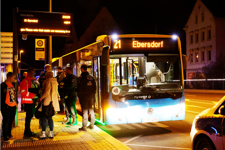 Ein alkoholisierter Fahrgast attackierte am Freitagabend einen Busfahrer der Linie 21.