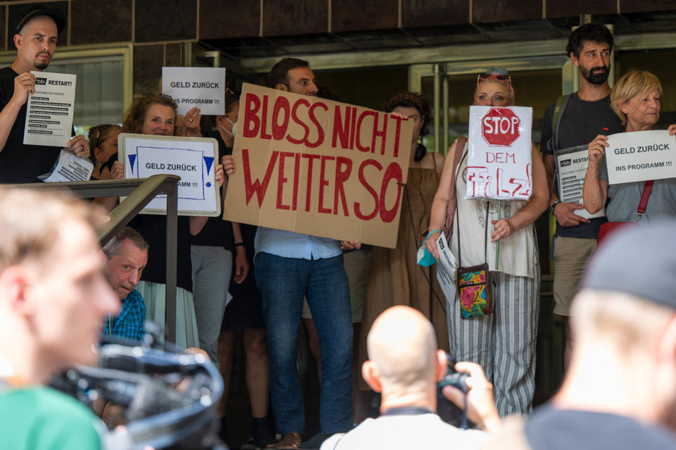 Am Montag haben Freie Mitarbeiter vor der Sitzung des RBB-Rundfunkrats demonstriert.