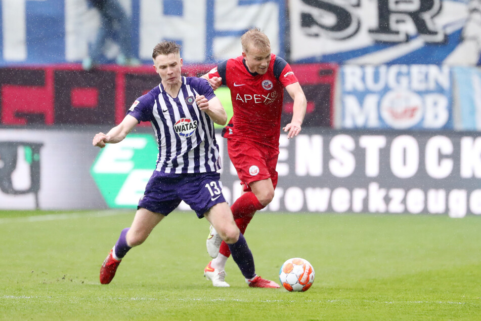 Hitzige Zweikämpfe, wie hier zwischen Aue-Mittelfeldspieler Erik Majetschak (l.) und Hansa-Kicker Simon Rhein, bekamen die Fans regelmäßig zu sehen.