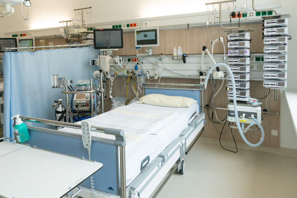 Ein Intensivbett in einer Intensivstation der Uniklinik Dresden. Links neben dem Bett steht eine Herz-Lungen-Maschine, oben befinden sich die Überwachungsmonitore für die Vitalfunktionen. Rechts neben dem Bett steht ein Beatmungsgerät und Infusionstechnik. Mit dieser Technik können schwerkranke Corona-Patienten versorgt werden. Aktuell werden in Dresdner Kliniken 2706 Covid-Patienten behandelt.