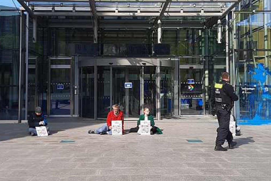 Die Polizei rückte zum Axel-Springer-Hochhaus aus.