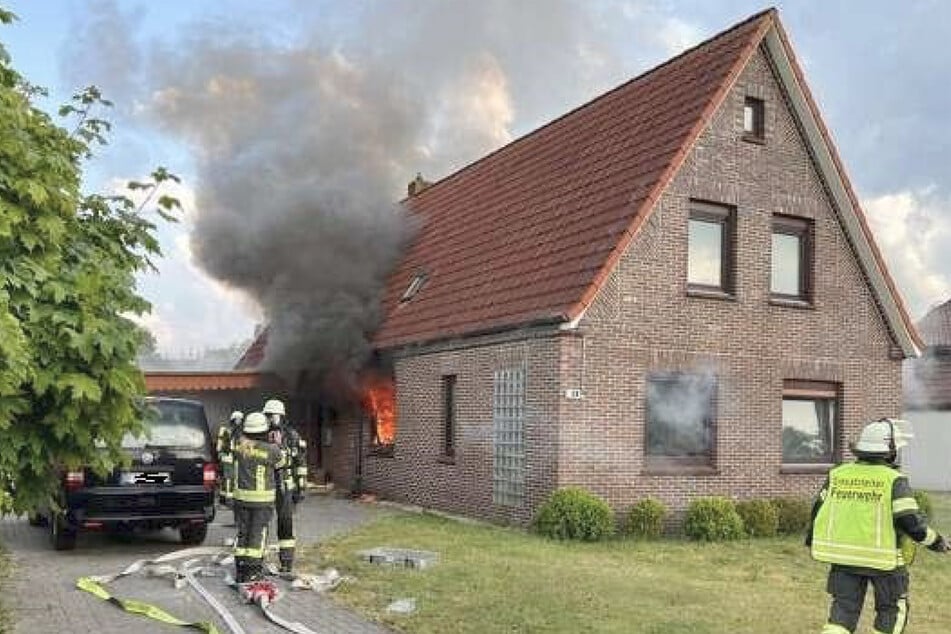 Feuer wütet in Einfamilienhaus: Familie rettet sich mit Kindern ins Freie