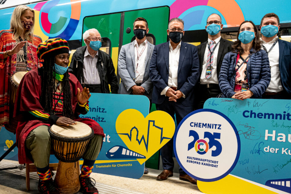Chemnitzer Stadt-Promis aus Wirtschaft, Kultur und Sport "trommelten" am BER-Bahnhof in Berlin für die Kulturhauptstadt-Bewerbung und IC-Anbindung.