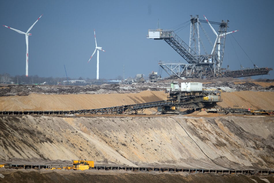 Die Landesregierung hat am Dienstag beschlossen, wie der Braunkohleabbau im rheinischen Revier weitergehen soll. Umwelt- und Klimainitiativen planen weitere Proteste. (Symbolfoto)