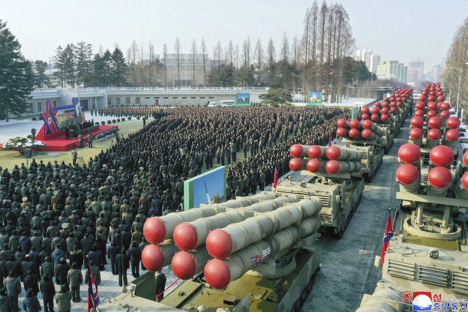 Nordkorea will mit solchen Bildern von der angeblichen Übergabe eines Raketenwerfers nach Außen Stärke demonstrieren. Überprüfbar ist es nicht, da keine unabhängigen Journalisten vor Ort waren.