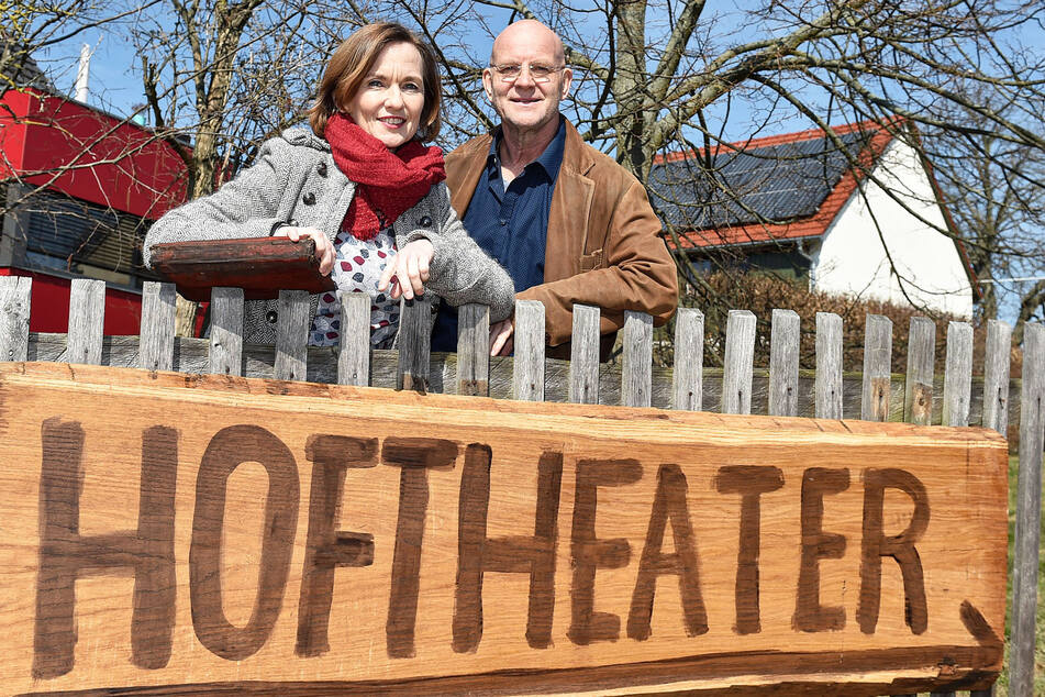 Das Hoftheater in Weißig setzt 2G um. Intendant Dirk Neumann (mit Partnerin Josephine Hoppe) wirbt um Verständnis: "Sonst könnten wir gar nicht spielen."