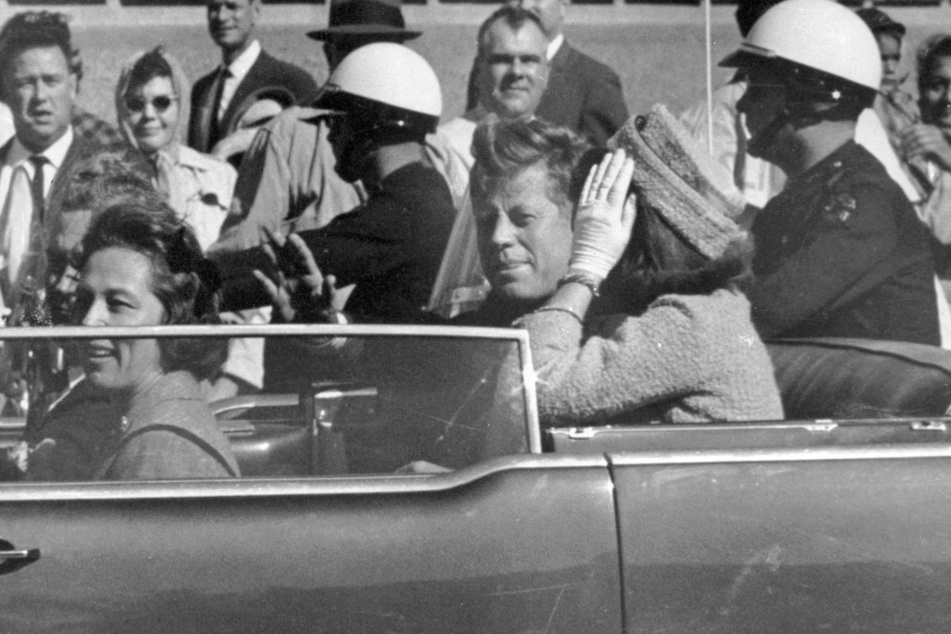 Attentäter Lee Harvey Oswald (†24) schoss 1963 auf den damaligen US-Präsidenten John F. Kennedy (†46, M.).