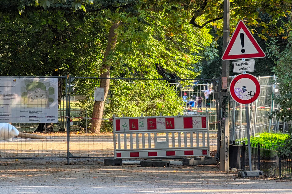 Mit Schildern und Absperrgittern wird das Betreten des scheinbar fertigen Johannapark-Spielplatzes verhindert.