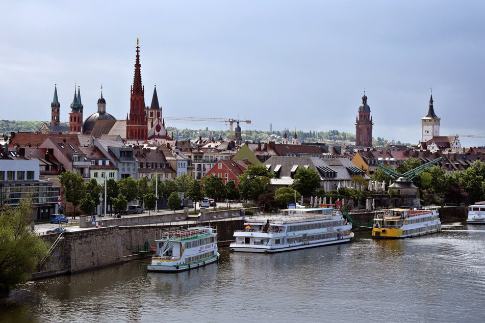 Das Mädchen war in Würzburg mit seiner Mutter am Main unterwegs, als es stürzte und in den Fluss fiel. (Archivbild)