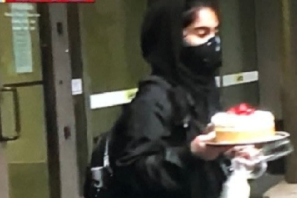 Inmitten gewaltsamer Proteste: Vermummte läuft mit Käsekuchen durch Seattle