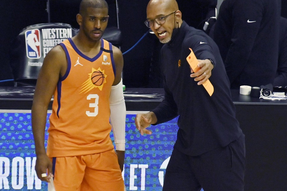 Phoenix Suns coach Monty Williams (r.) and guard Chris Paul look to finally win their team an NBA title.