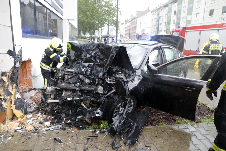 Ein BMW kam am Sonntagmittag von der Bernsdorfer Straße ab, krachte gegen die Mauer eines Supermarktes.