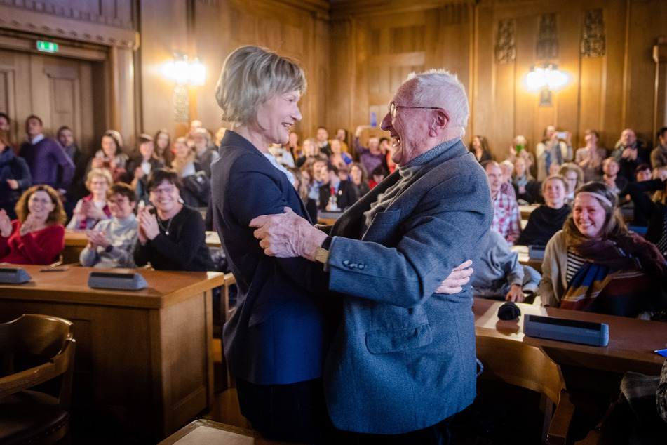 Hartwig Albiro (90) feierte 2019 mit der damaligen Oberbürgermeisterin Barbara Ludwig (59, SPD), als der Kulturhauptstadt-Titel näher rückte.