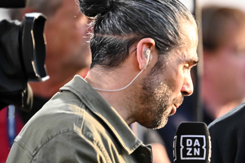 Mitten im Live-TV: Bundesliga-Spiel läuft, doch plötzlich bricht DAZN-Moderator ab