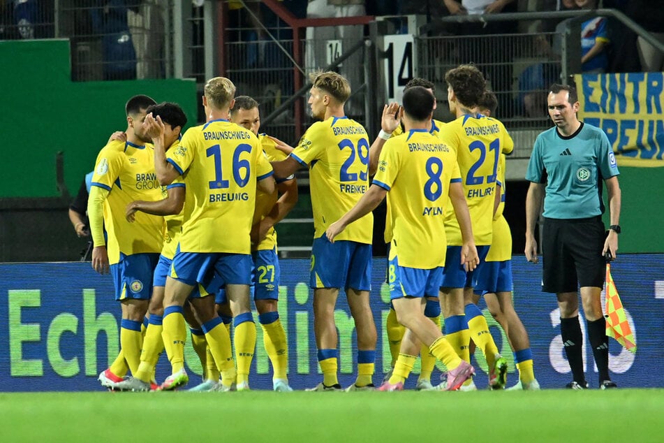 Braunschweigs Akteure jubeln über die 1:0-Führung.