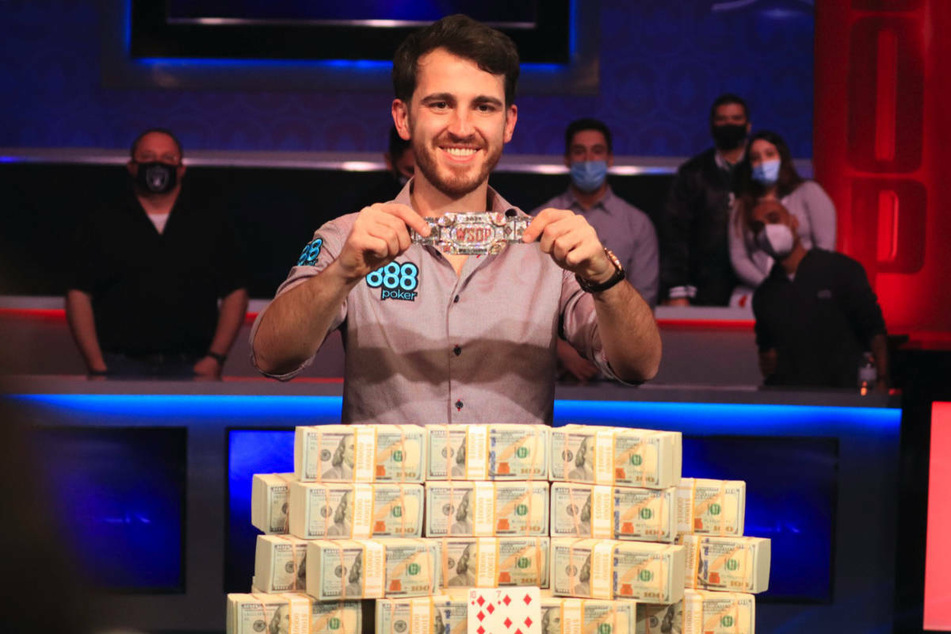 Der neue Poker-Weltmeister Koray Aldemir (31) präsentiert stolz das Sieger-Bracelet. Vor ihm türmt sich das Preisgeld in Höhe von acht Millionen US-Dollar auf.