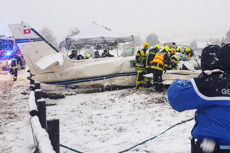 Zu viel Schnee: Pilot erkennt Landebahn nicht und kommt auf Fahrradweg zum Stehen