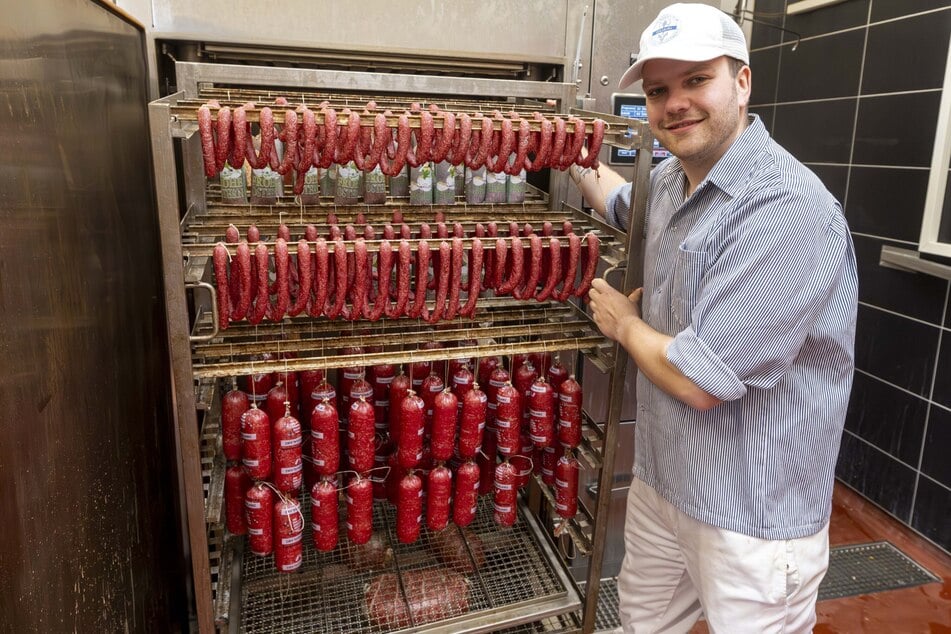 Karl Deutschbein (24) organisiert die Produktion der Landfleischerei.
