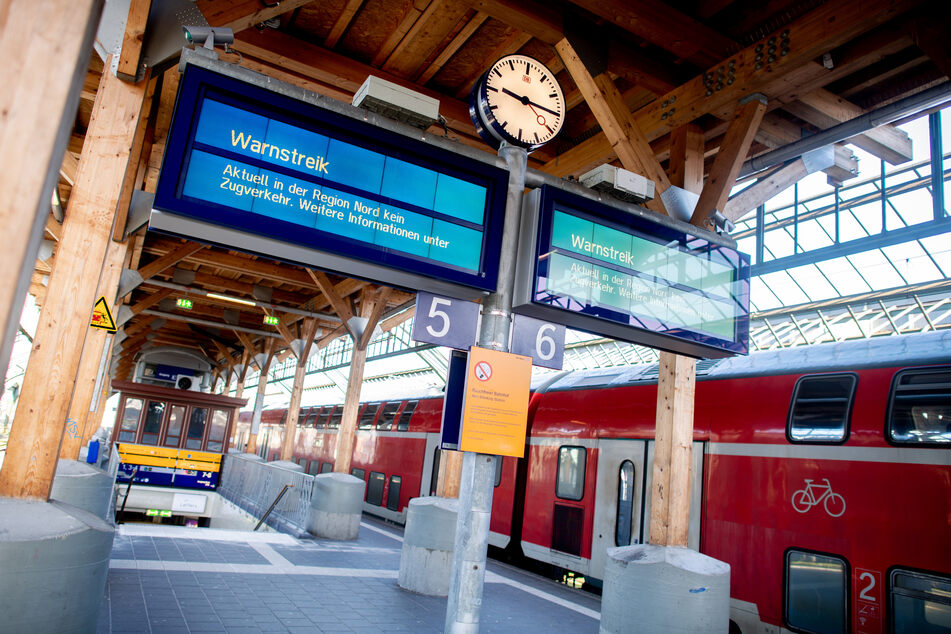 Die Deutsche Bahn hat angekündigt, den Fernverkehr bis 13 Uhr einzustellen.
