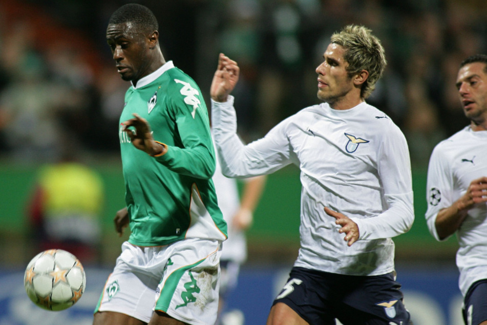 Auch der damalige Werder-Angreifer Boubacar Sanogo (40, l.) wurde einst während eines CL-Spiels gegen Lazio Rom rassistisch beleidigt. (Archivfoto)