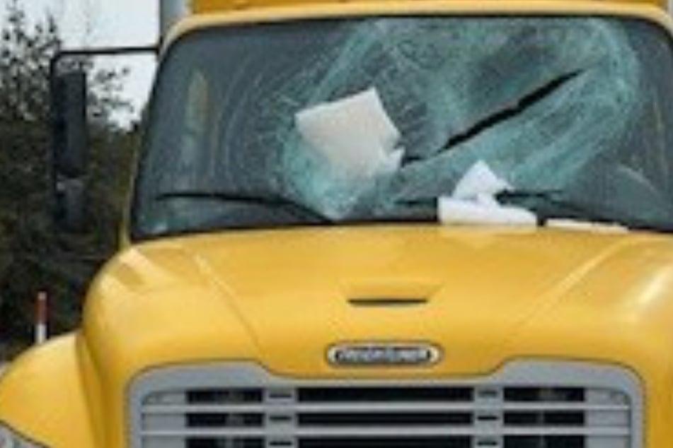 Eis kracht durch Frontscheibe: Lkw-Fahrer verletzt