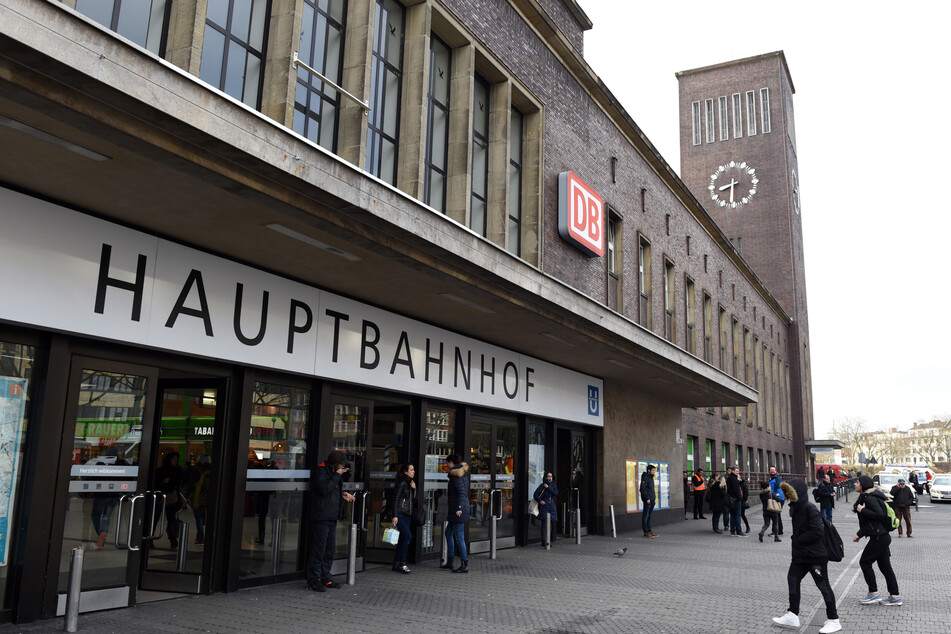 Am Düsseldorfer Hauptbahnhof bekam die Frau ihre verlorene Handtasche wieder. (Archivbild)