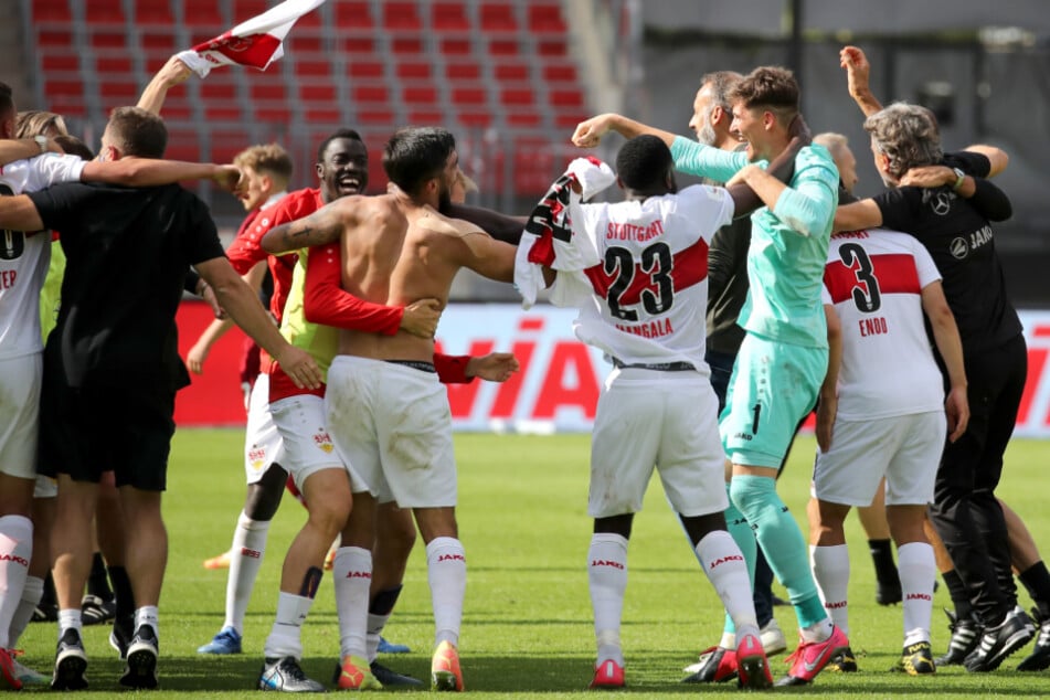 VfB-Profis feiern erleichtert nach 6:0 Kantersieg gegen den 1. FC Nürnberg.
