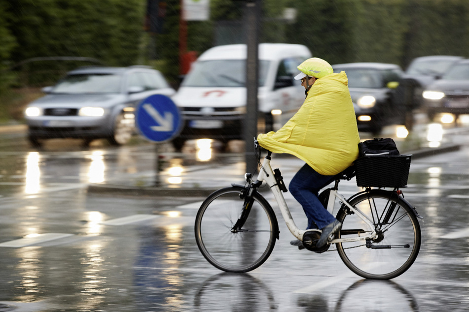 Wie man sich gegen Regen wappnet, wissen die Hamburger.