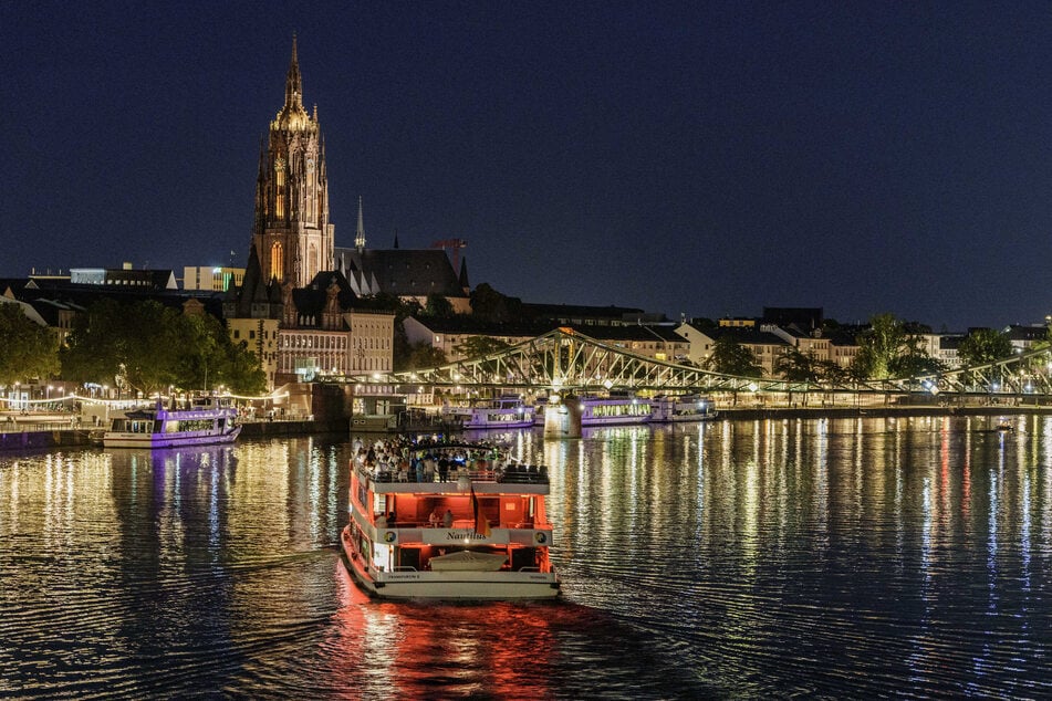 Feiern mit Aussicht: Auf dem Partyschiff wird direkt auf dem Rhein vor der Kulisse von Köln in den Mai getanzt. (Symbolbild)