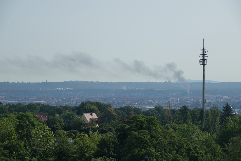 Rauchwolke über Dresden. In der Maxim-Gorki-Straße kam es zu einem Brand.